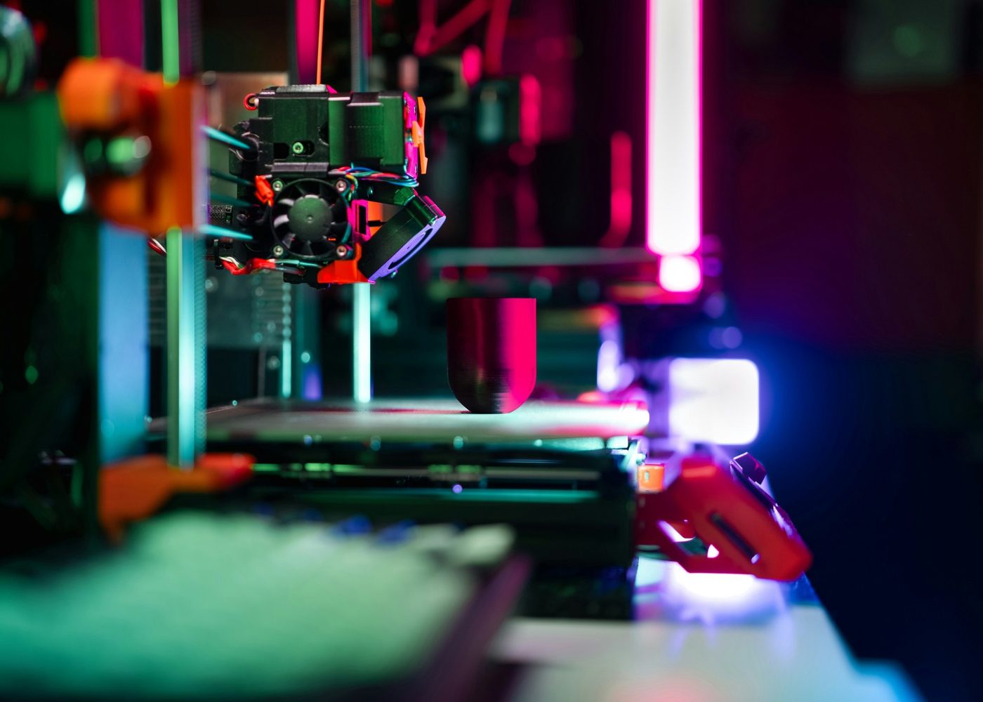 3D-Drucker beim Drucken eines Bauteils